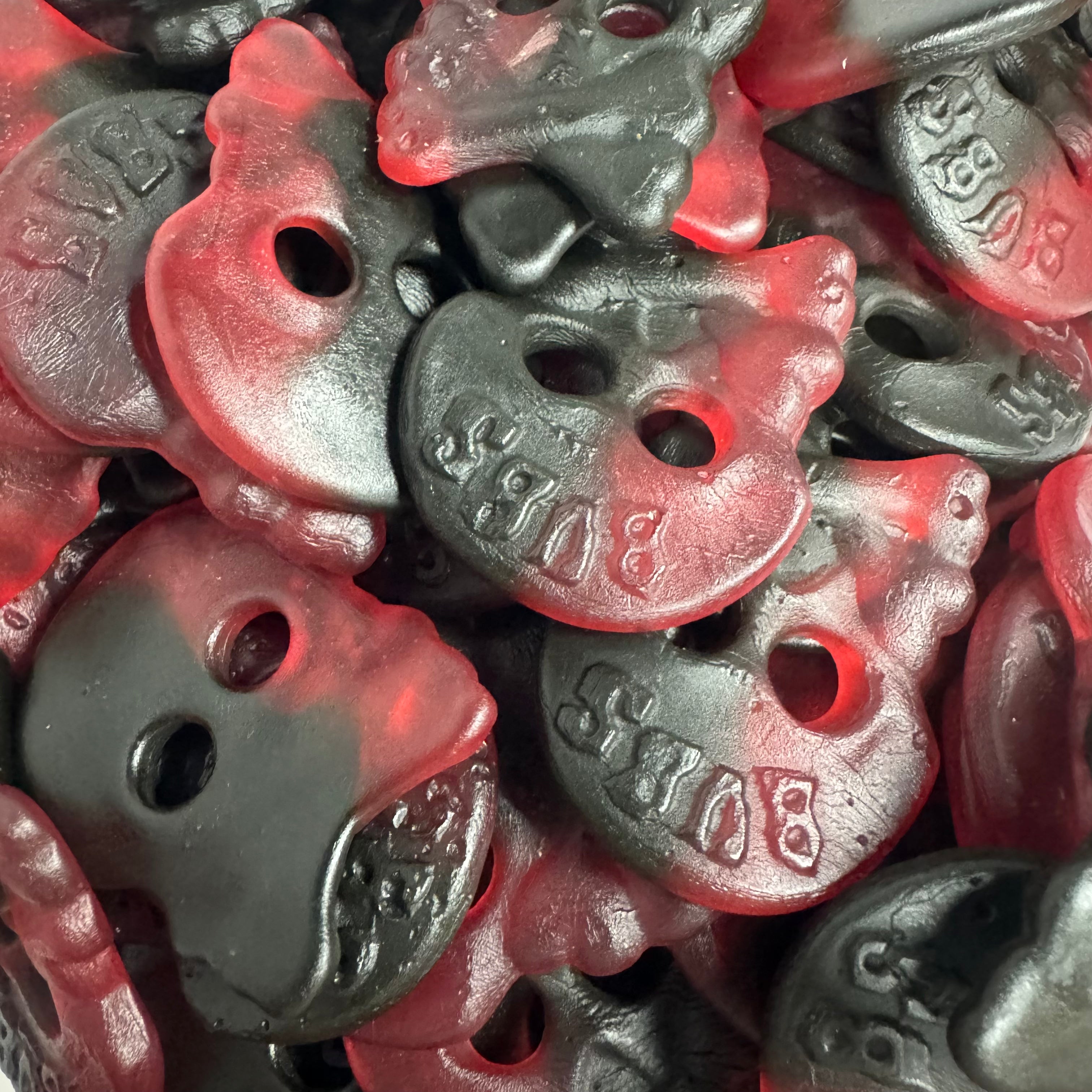 Bubs raspberry & liquorice skulls
